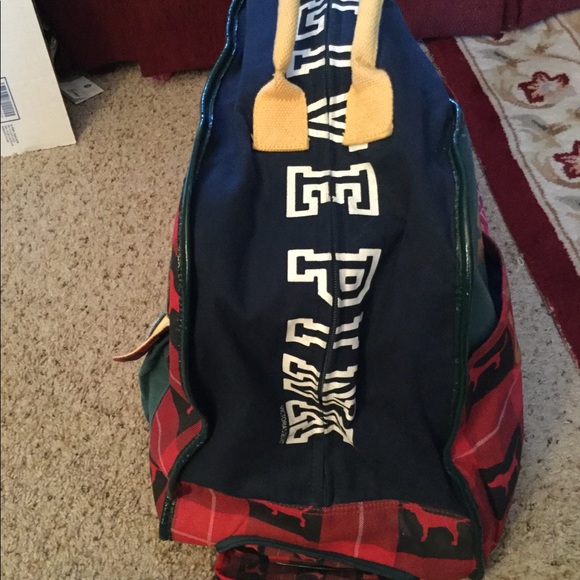 Sold PINK VICTORIA’S SECRET ROLLING DUFFLE LUGGAGE - Picture 3 of 8